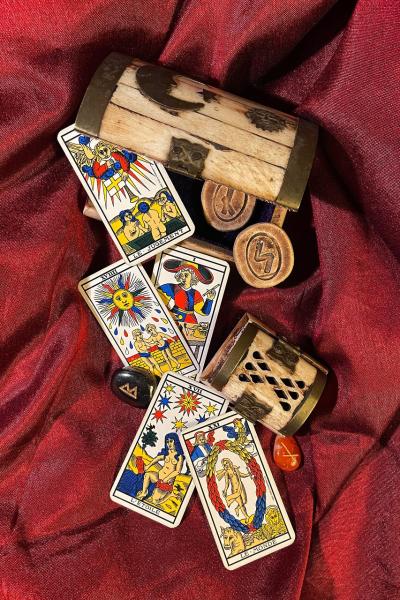 Arrojando luz sobre las cartas: ¿Qué es exactamente el Tarot? [es] post image